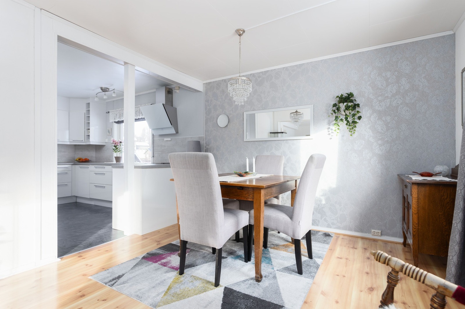 Spisestuen er plassert i den naturlige overgangen mellom stue og kjøkken Galleribilde