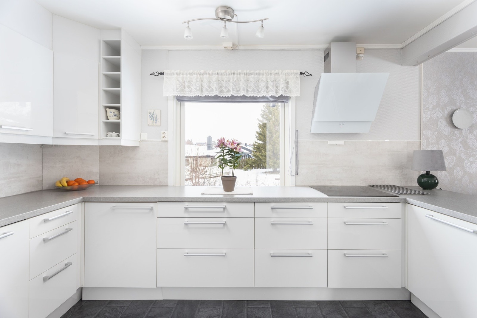 Kjøkkenet har integrerte hvitevarer Galleribilde