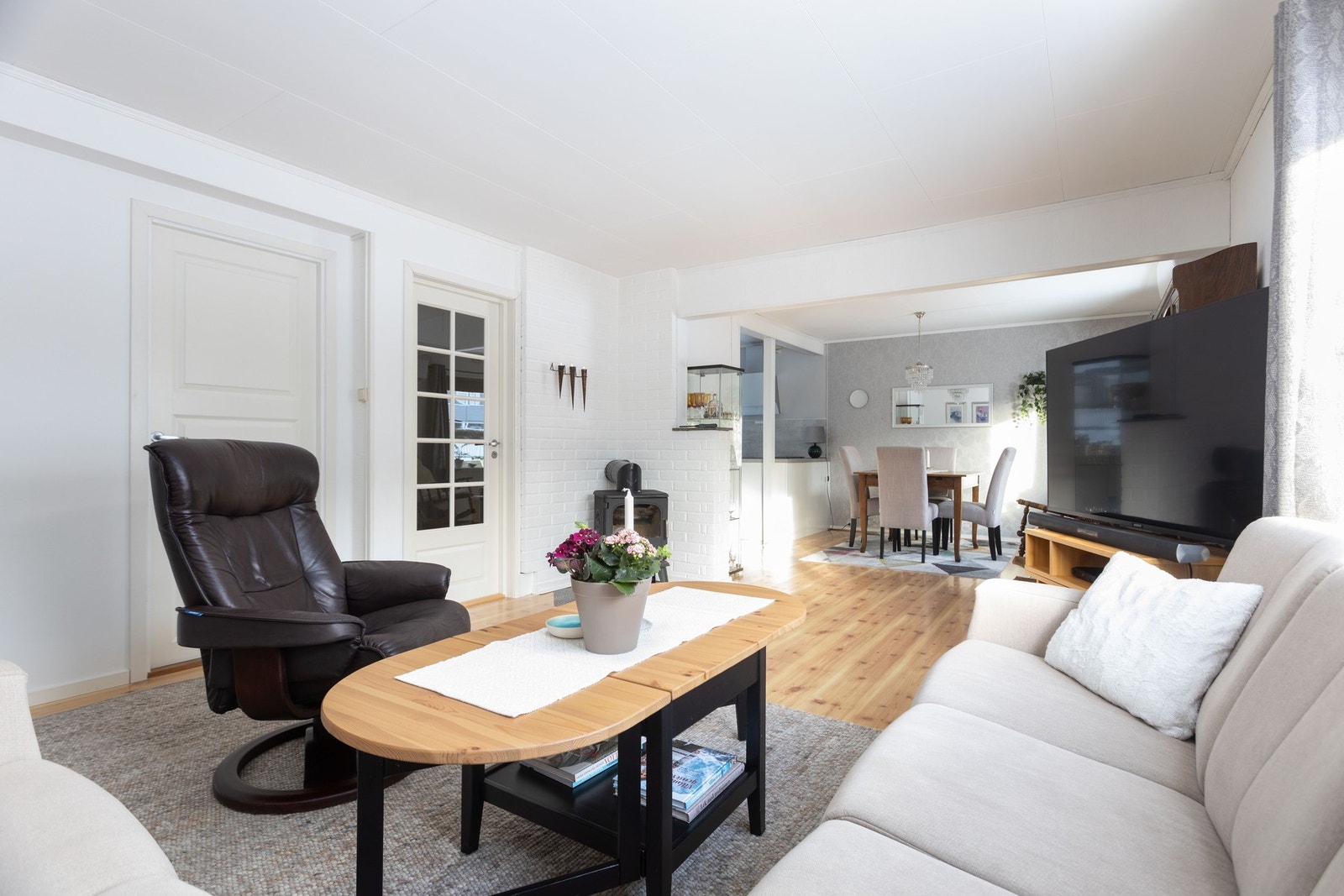 Stuen måler til sammen - 30 kvm. Oppvarming fra varmepumpe (2022) og ildsted Galleribilde