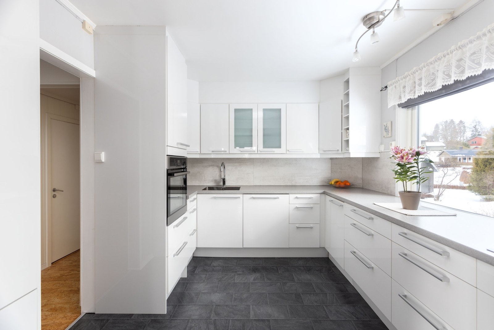 Moderne kjøkkeninnredning med mye oppbevarings- og benkeplass! Galleribilde