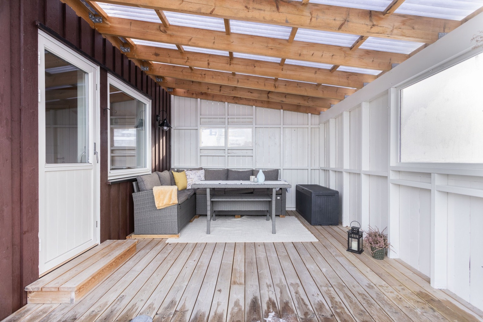 Fra soverommet er det utgang til takoverbygd og lunt uteområde. Galleribilde