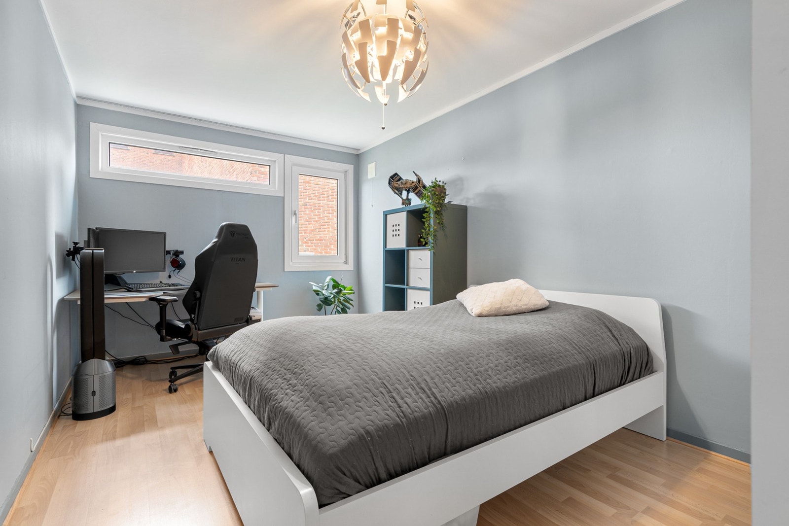 Soverom på 14 kvm med skyvedørsgarderobe. Galleribilde