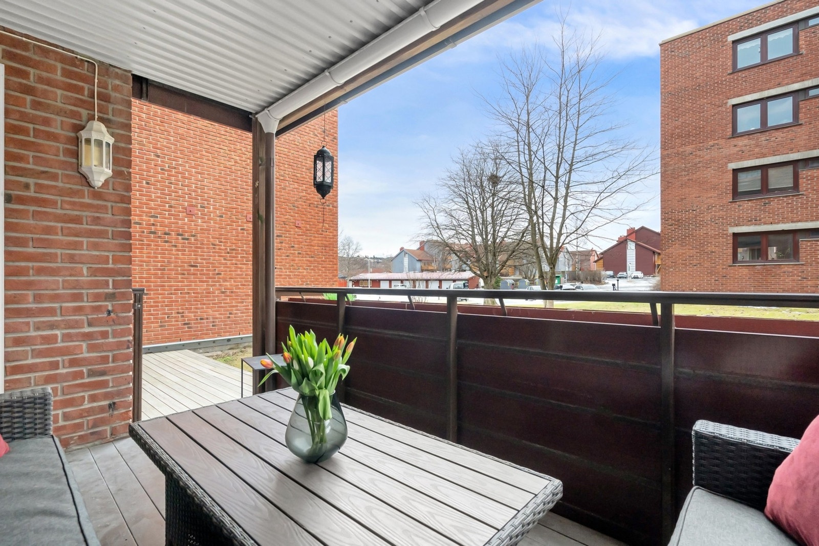 Balkongen er vendt mot sør med direkte utgang til en stor platting på 11 kvm. Galleribilde