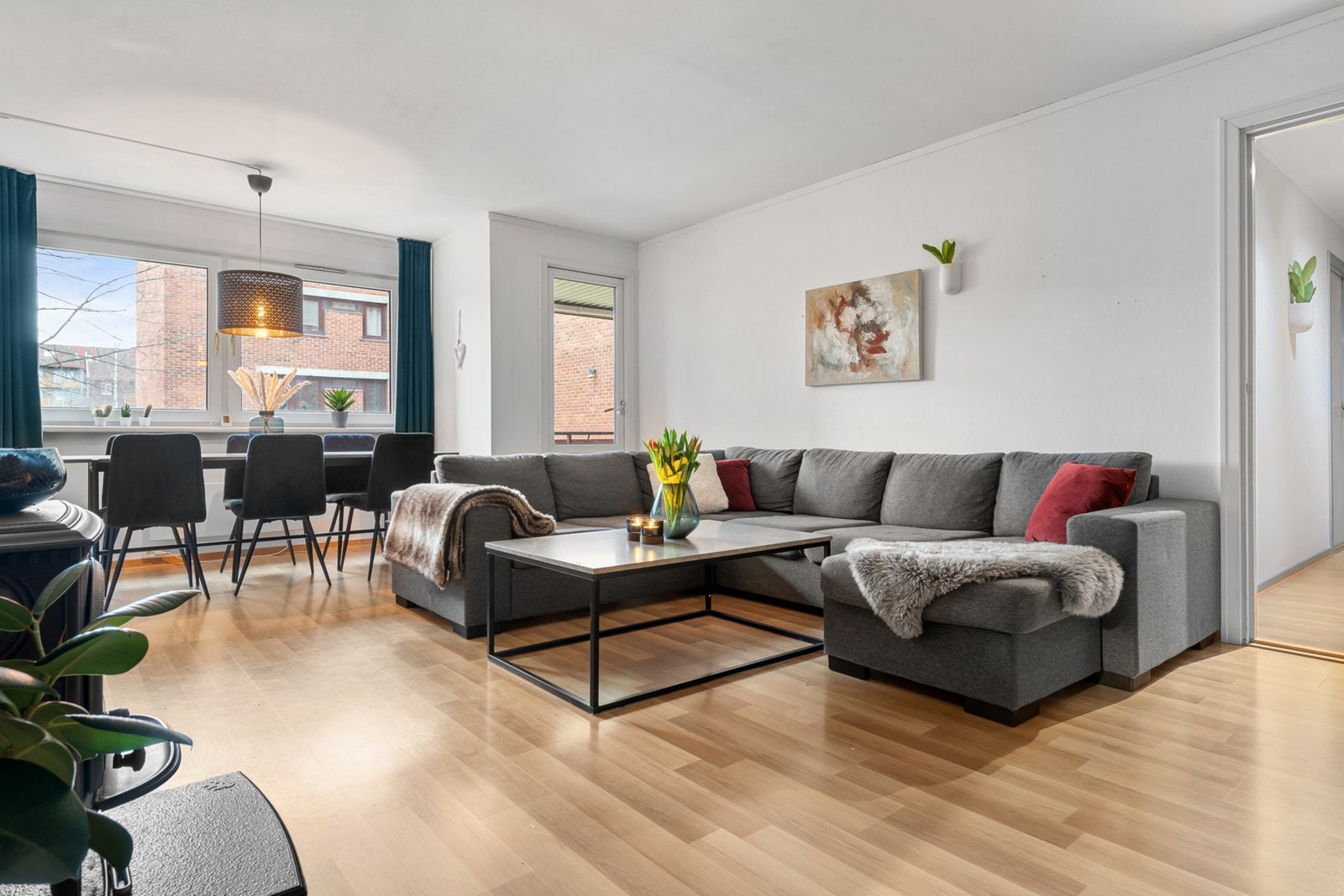 Leiligheten har en praktisk planløsning med god plass til sofagruppe i stuen. Galleribilde