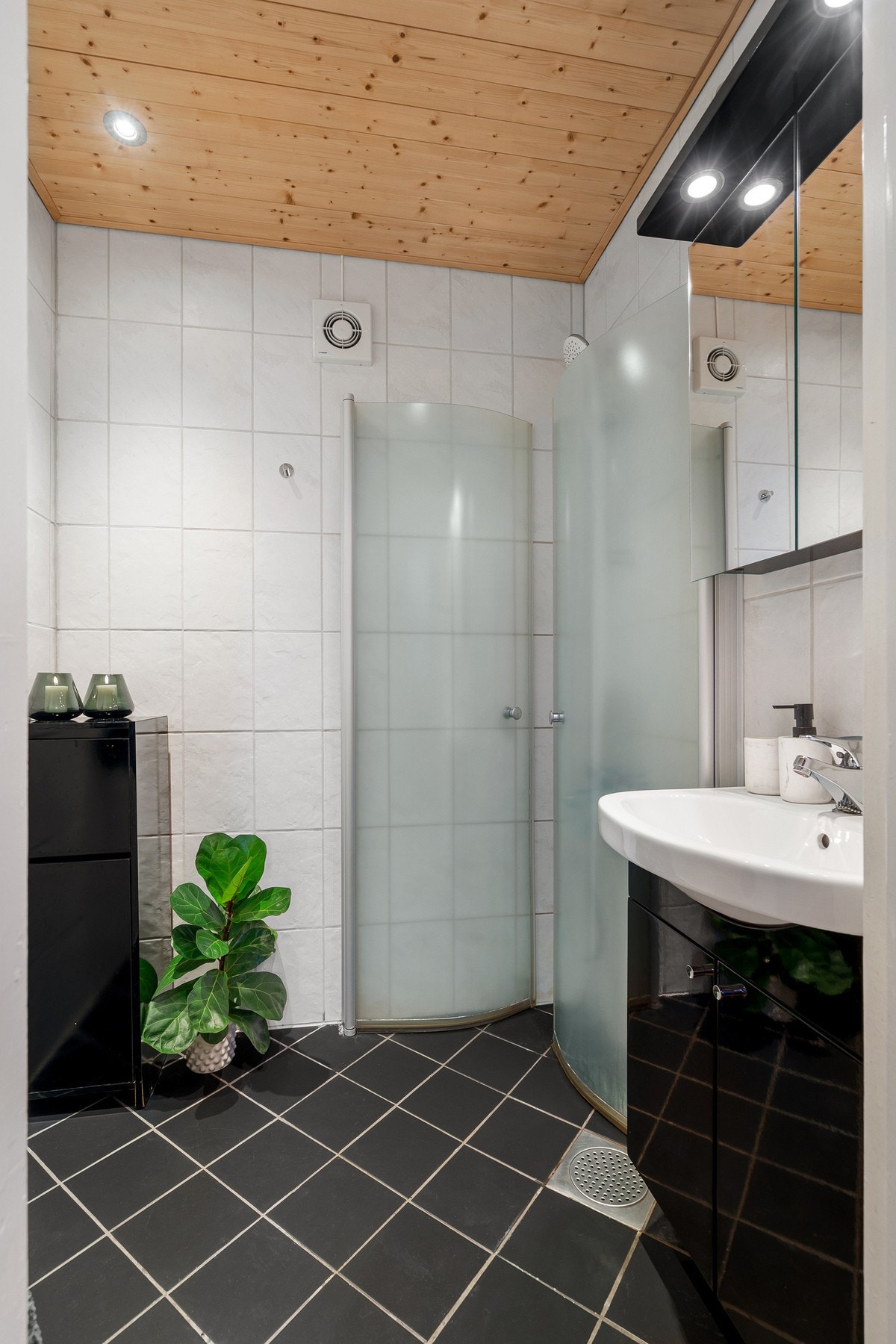 Flislagt gulv med elektriske varmekabler, nedfelt servant/dobbel servant i skap og dusjhjørne Galleribilde