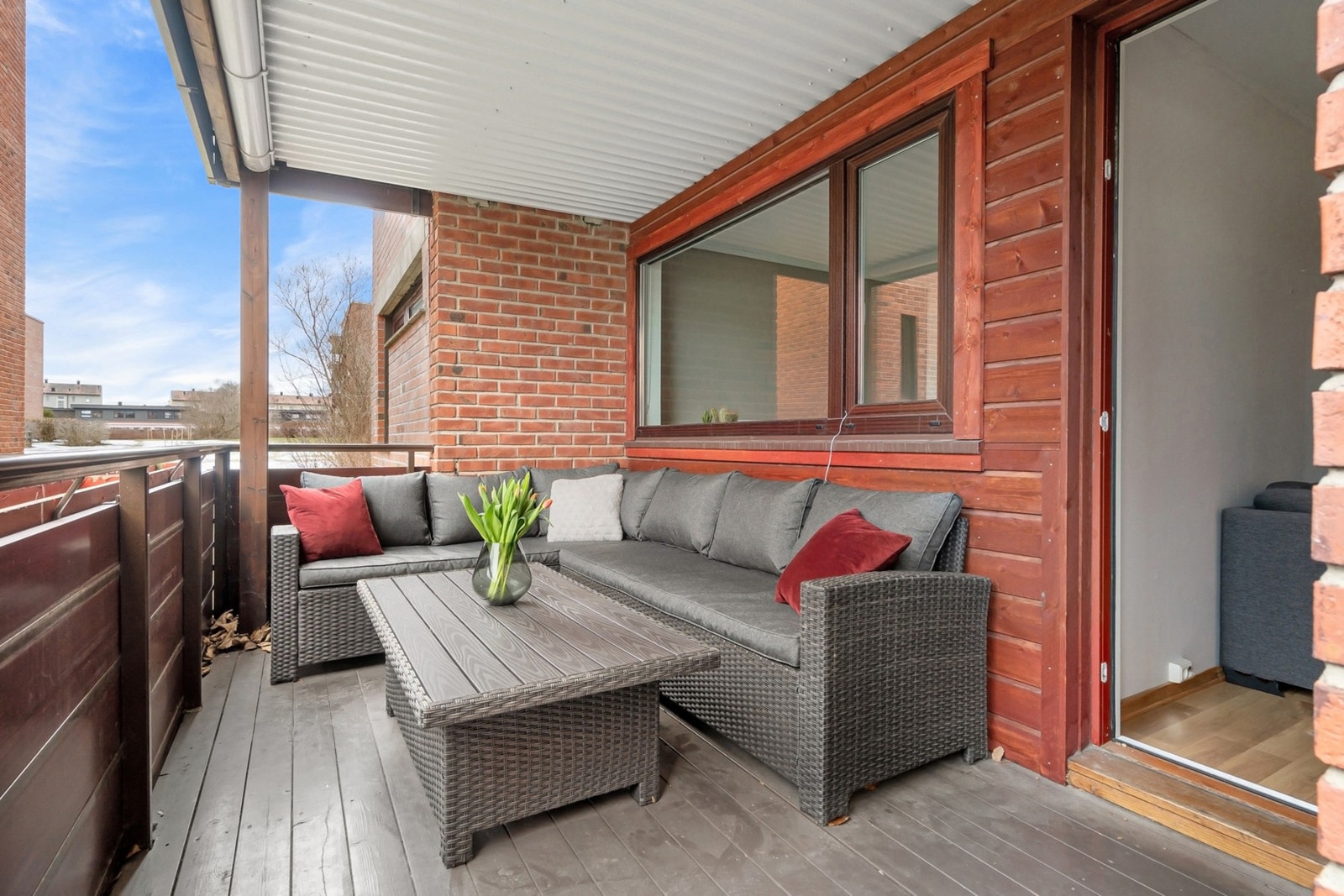 Koselig terrasse med god plass til ønsket utemøblement. Galleribilde