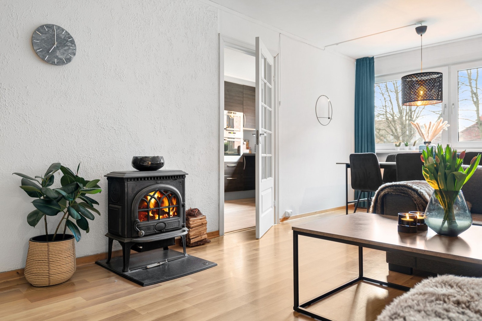 Leiligheten varmes opp med elektrisitet og vedfyring. Galleribilde