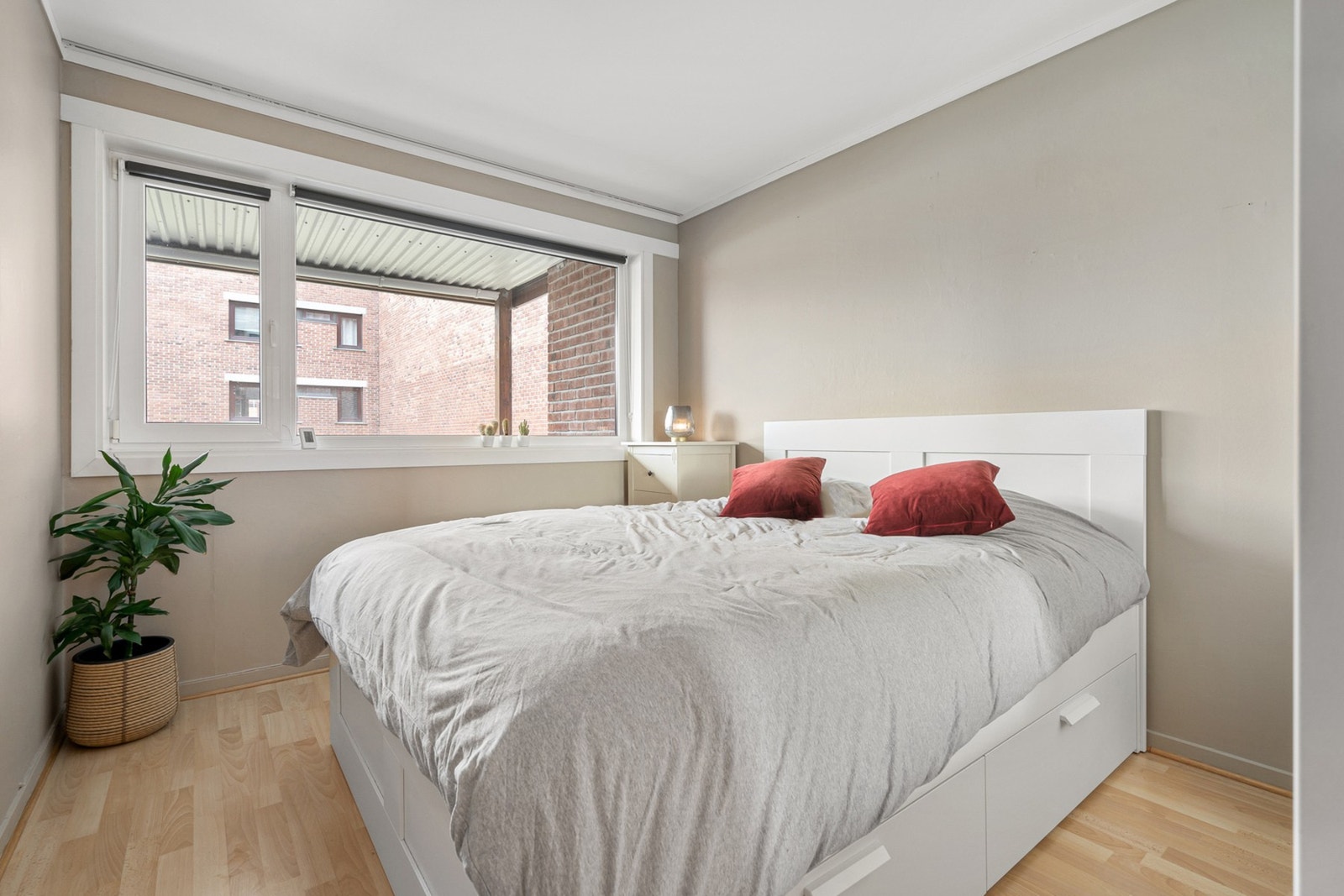 Flott soverom med store vindusflater. Utstyrt med skyvedørsgarderobe. Galleribilde