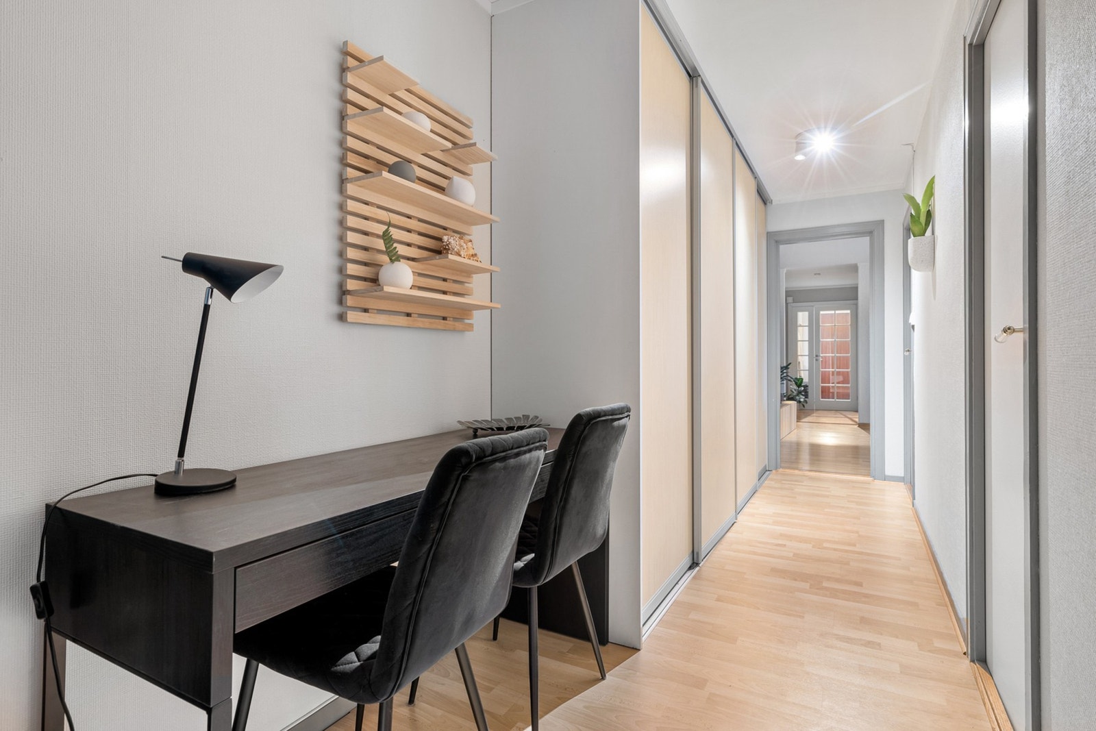 Mulighet for kontor i enden av gangen, samt praktisk garderobeløsning. Galleribilde