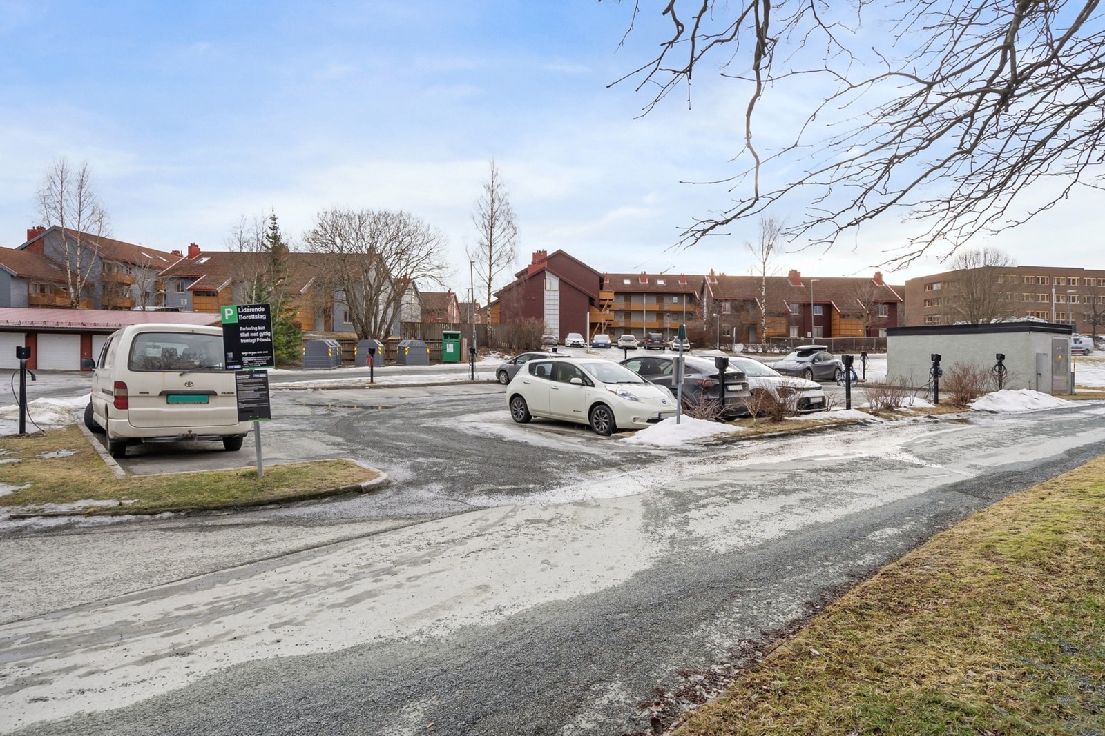 Lidarende Borettslag eier 59 garasjer. I tillegg leier borettslaget ut parkeringsplasser med motorvarmer og ladeplasser for elbil. Galleribilde