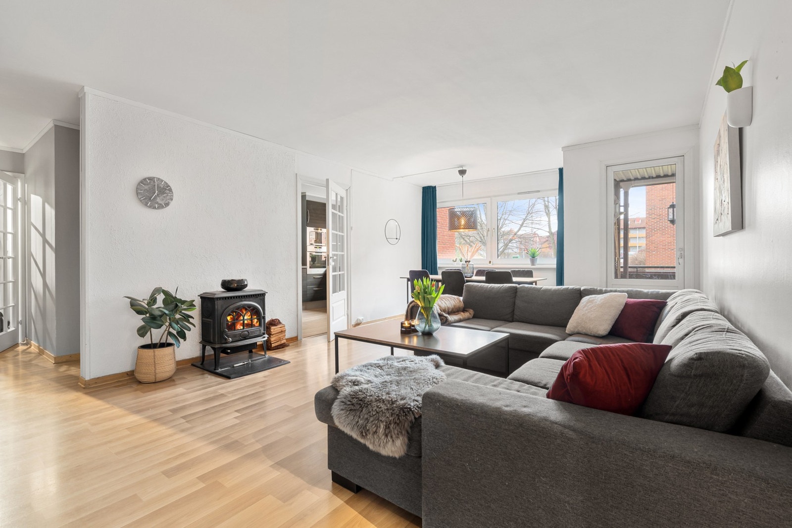 Stuen har store vindusflater som sørger for godt med naturlig lysinnslipp. Galleribilde