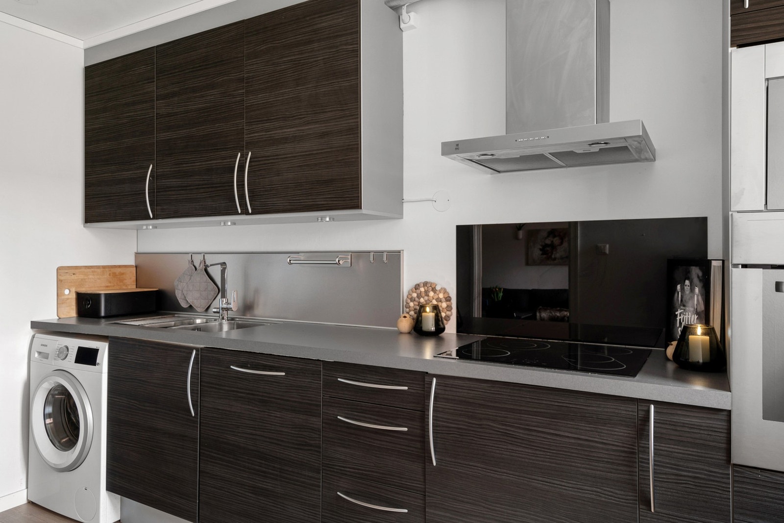 Det er mekanisk avtrekksvifte over stekesone og opplegg for oppvaskmaskin/vaskemaskin. Integrert stekeovn, platetopp, mikrobølgeovn og oppvaskmaskin. Galleribilde