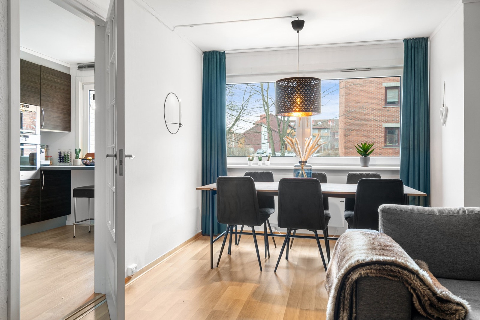 God plass til spisebord for sosiale sammenkomster. Galleribilde