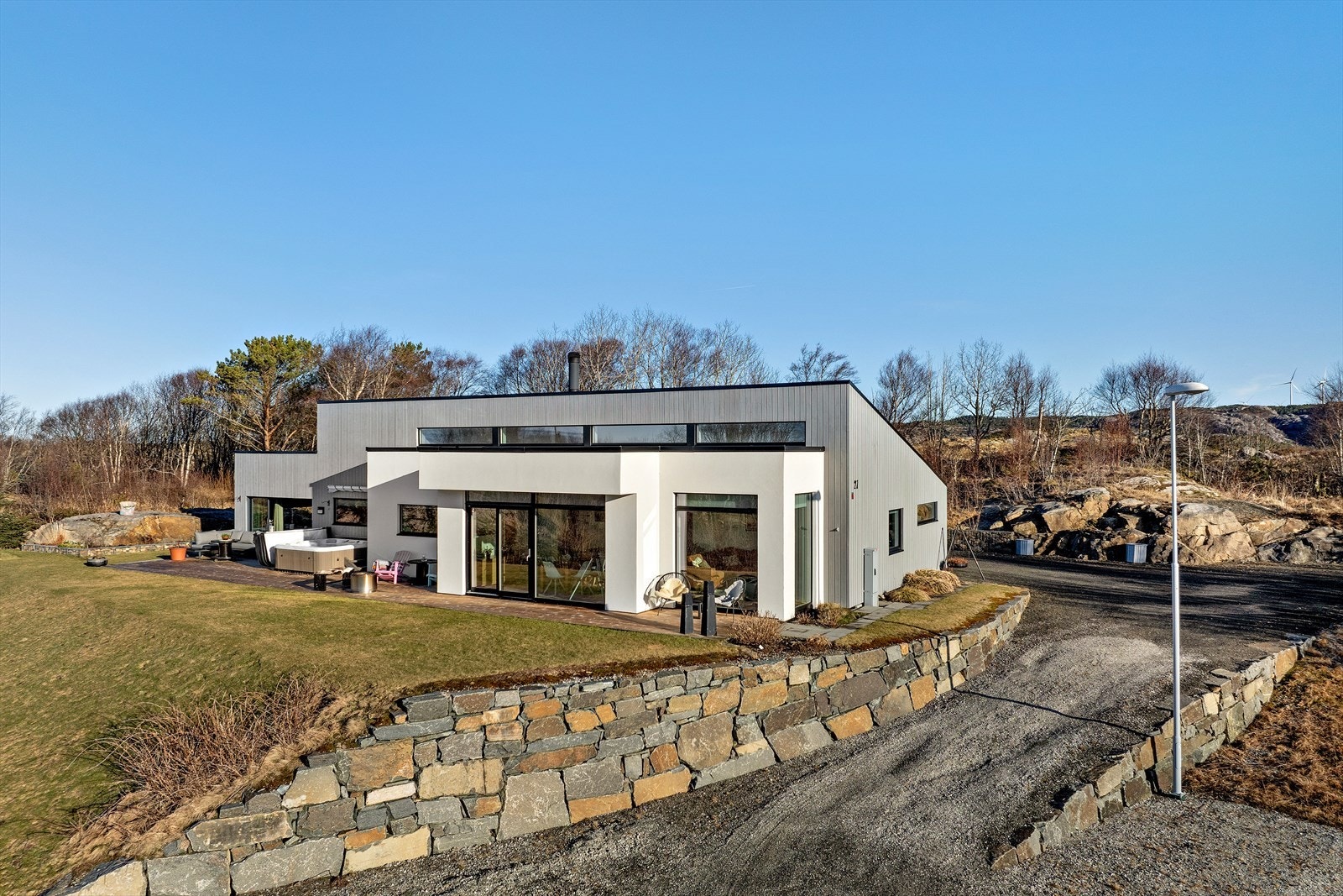 Lettstelt tomt med fine murer Galleribilde