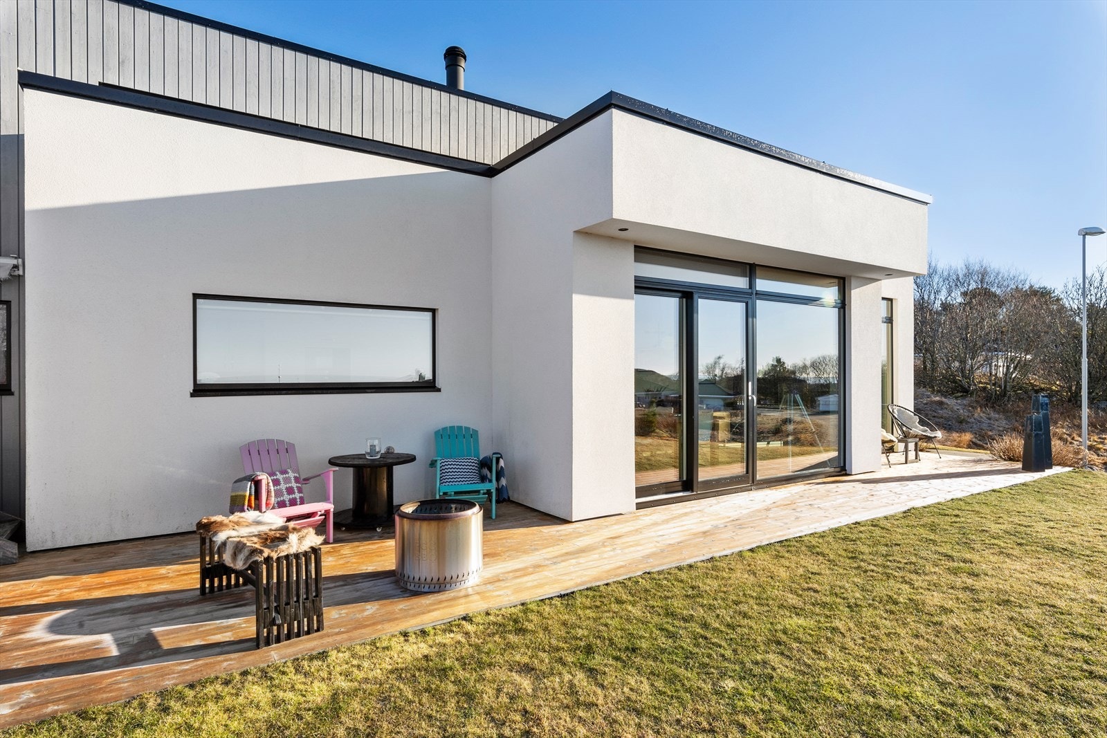 Fine terrasser; her flytter du deg etter vind- og solforhold! Galleribilde