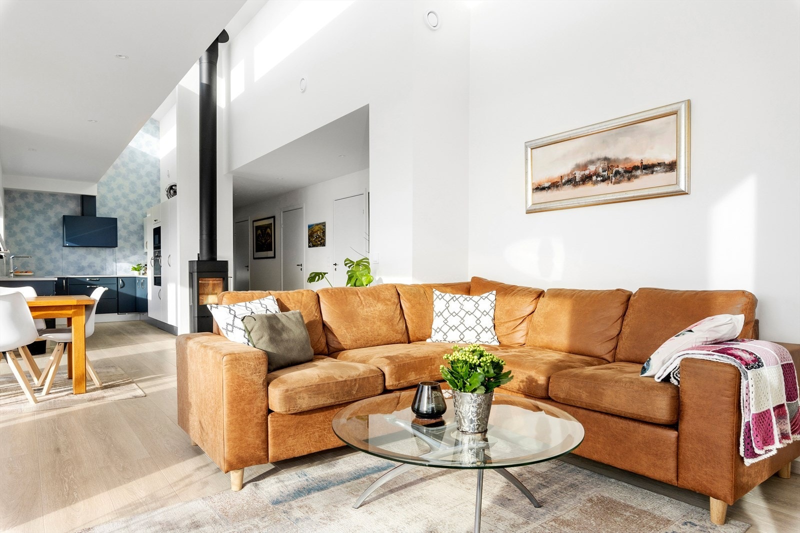 Stue med høy himling i tak og mye vindusflater Galleribilde