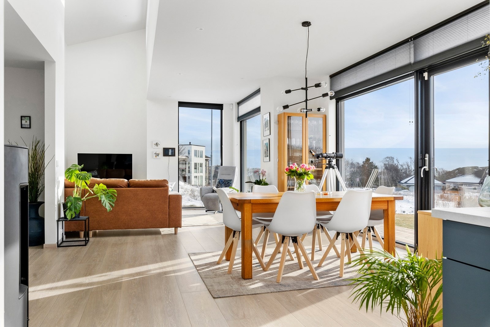 Stue med store vindusflater der du kan nyte fin sjøutsikt og området rundt Galleribilde