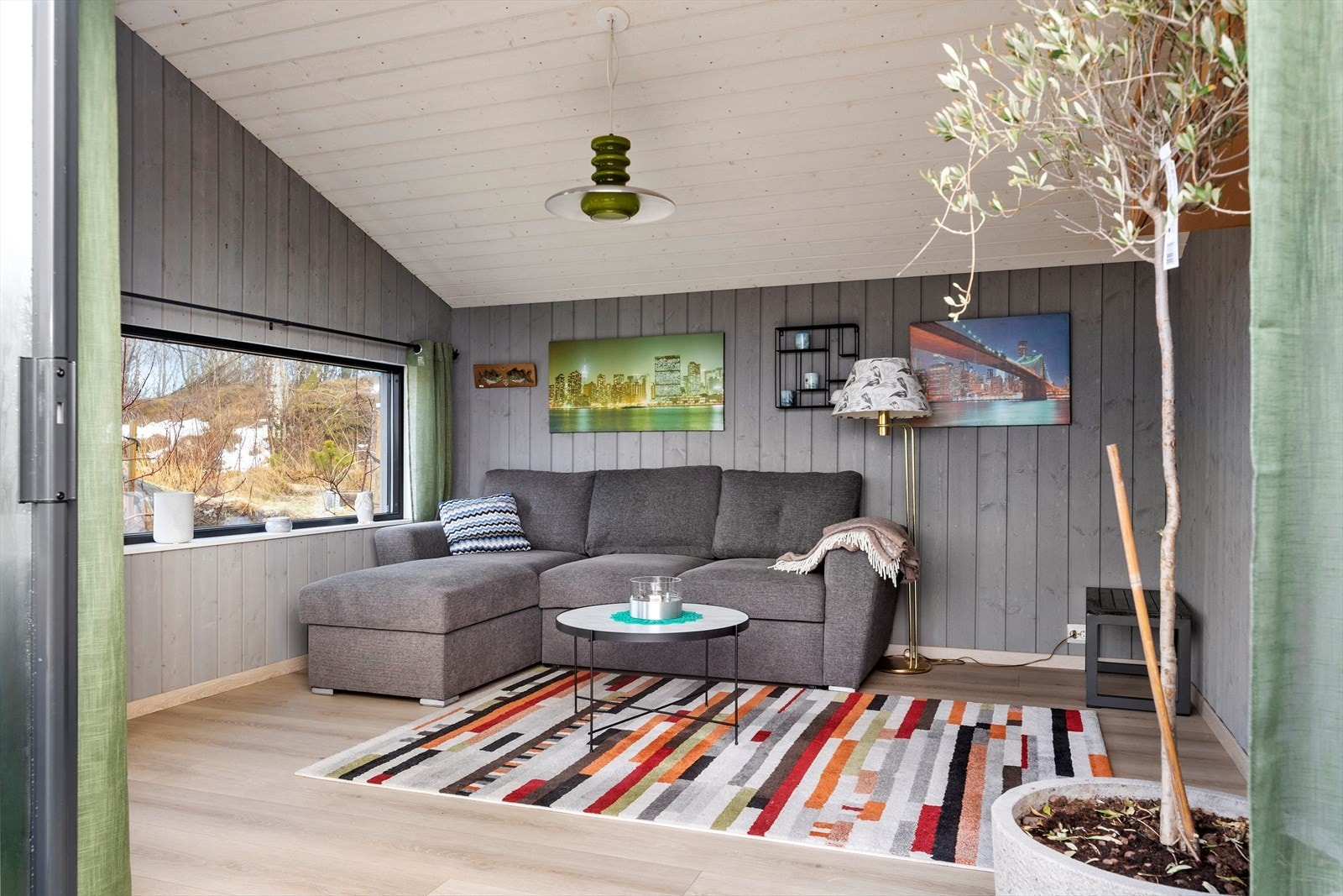 Isolert hagestue Galleribilde