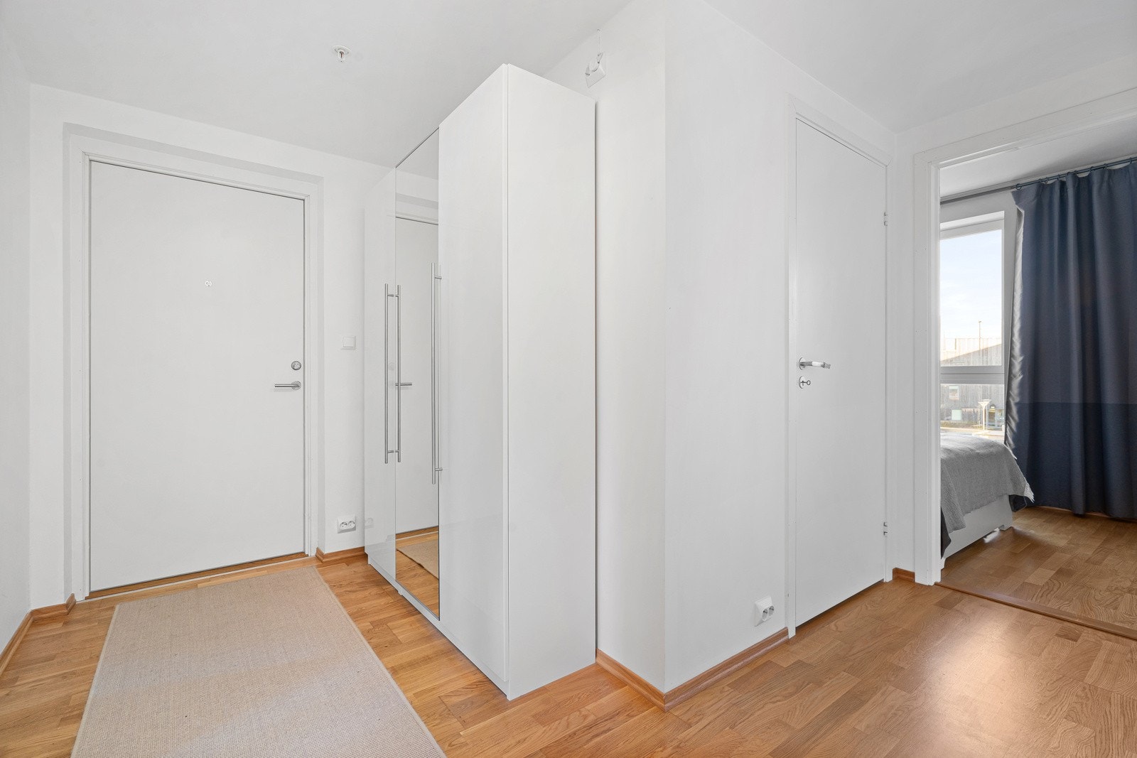 Romslig gang. Galleribilde