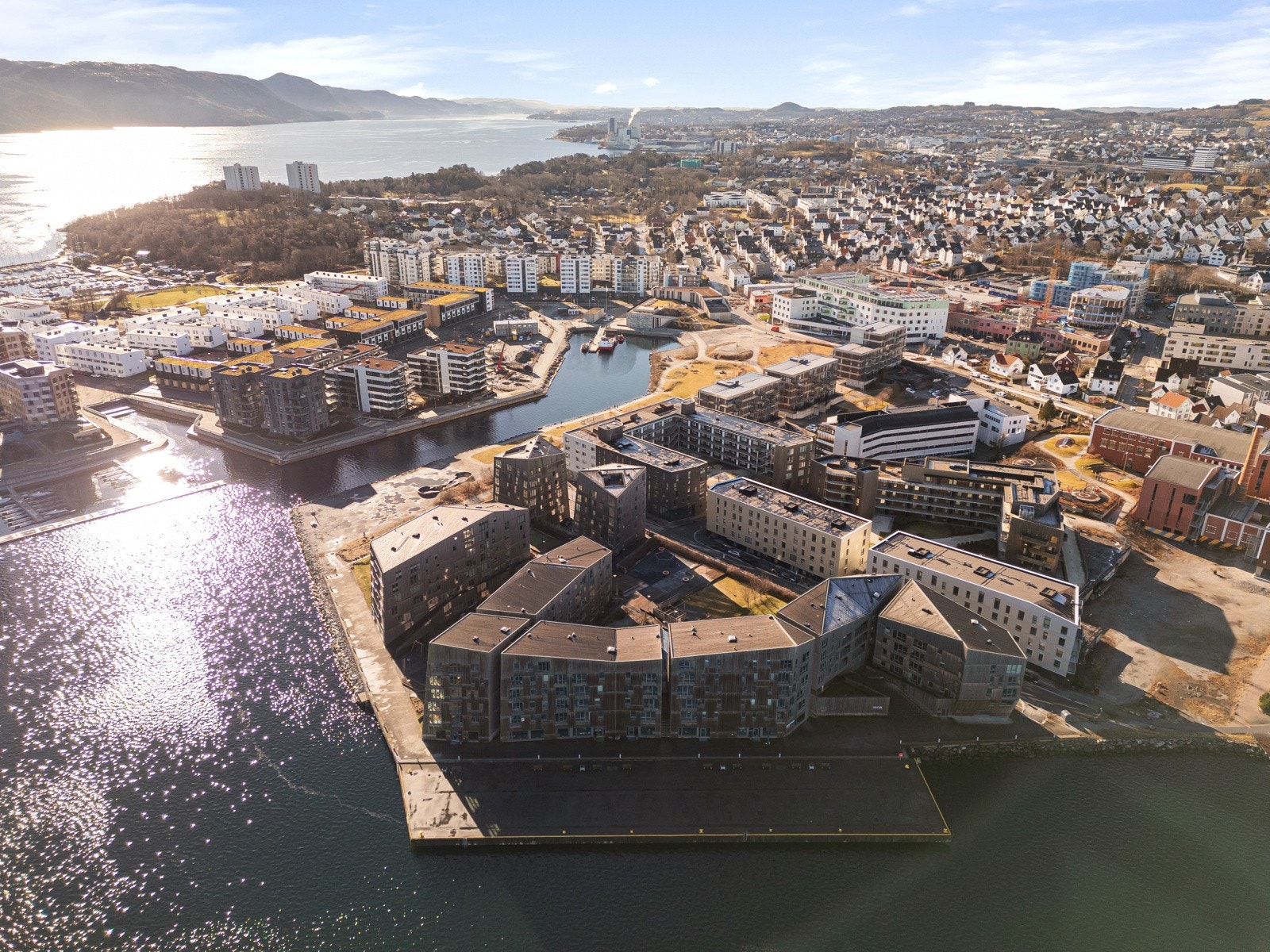 Området byr på et stort servicetilbud, der fasiliteter som butikker, apotek, restauranter, bakeri, kulturtilbud og busstilbud finnes. Galleribilde