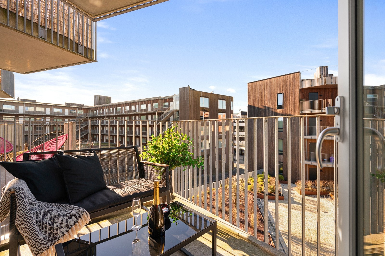 Balkongen måler 4 kvm og kan skilte med gode solforhold. Galleribilde