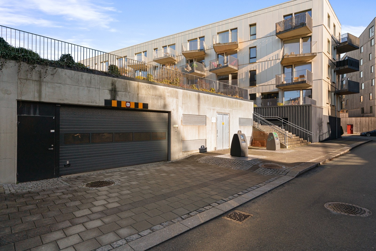 Garasjeplass og sportsbod i felles lukket parkeringskjeller Galleribilde