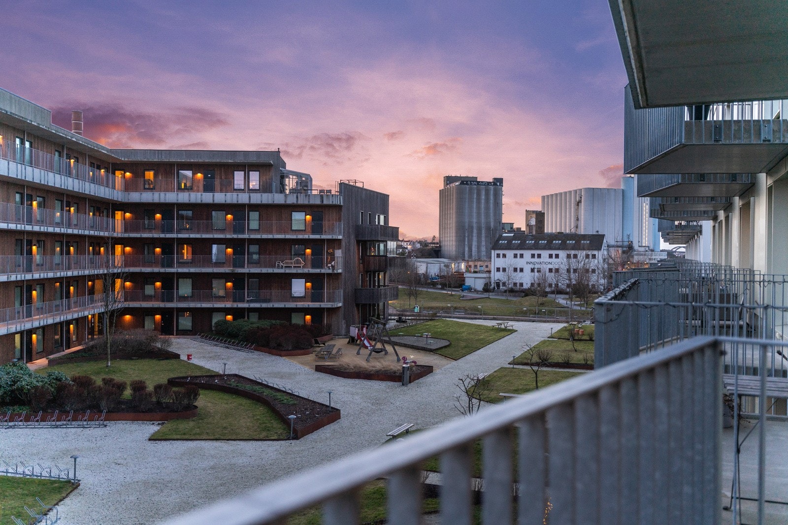 Romslig balkong med gode solforhold. Galleribilde