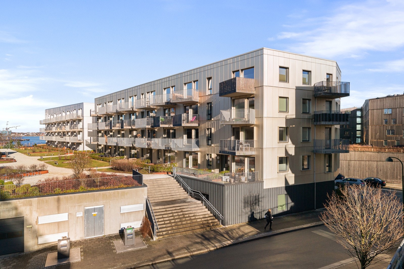 Leilighetsbygget er omkranset av flott uteområde med flere koselige lekeplasser, fint plenområde og felles sittegrupper. Galleribilde