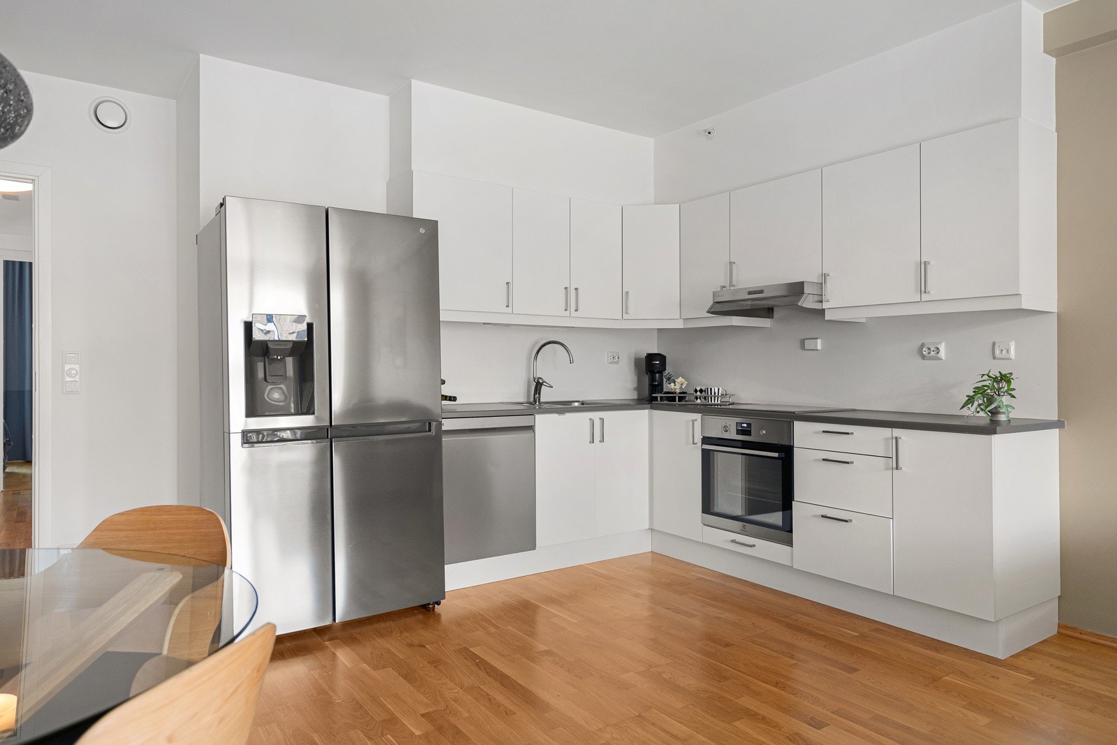 Innholdsrikt kjøkken med god skap og benkeplass. Galleribilde