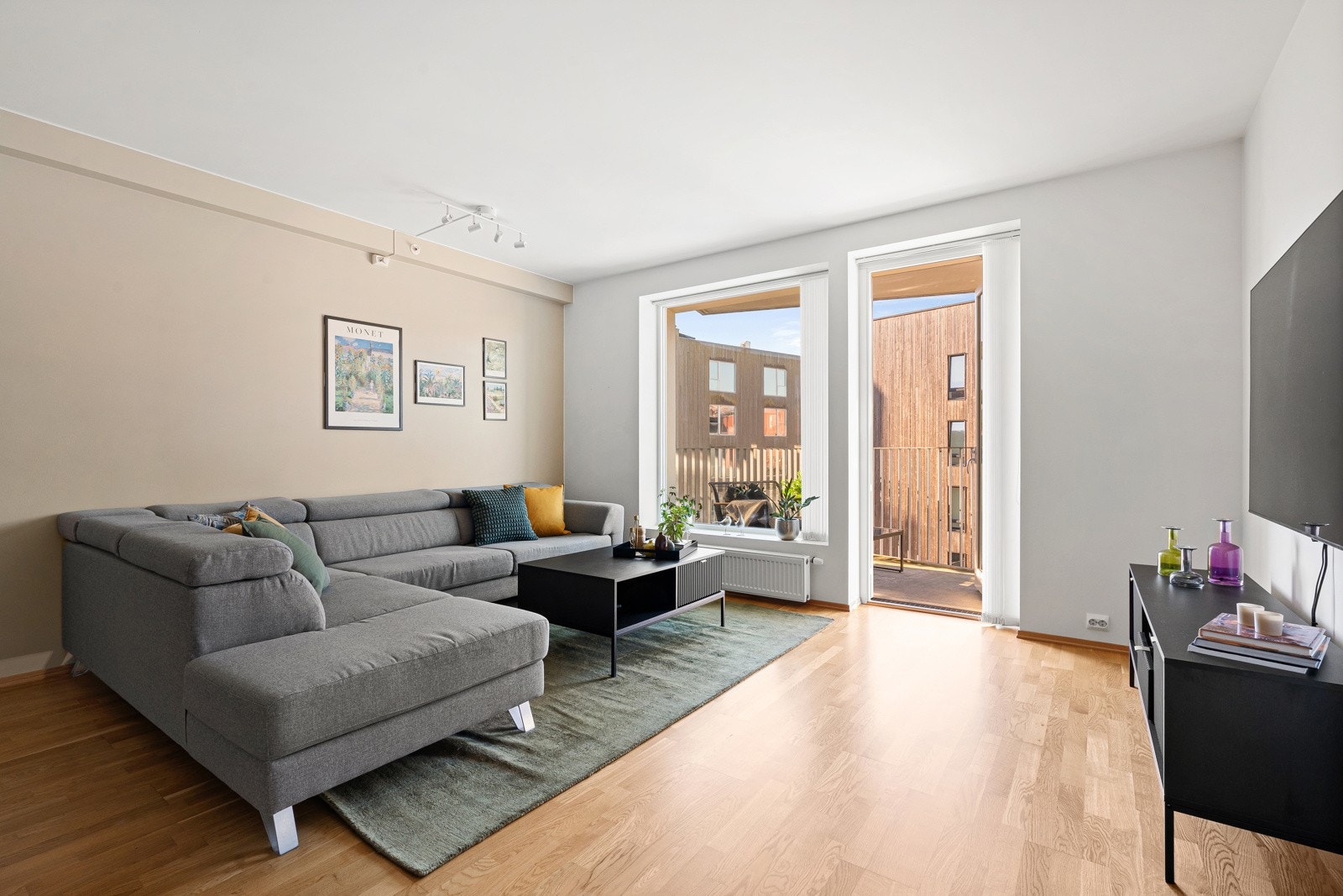 Stor stue med solrik, sørvestvendt balkong og praktisk åpen løsning til kjøkken Galleribilde