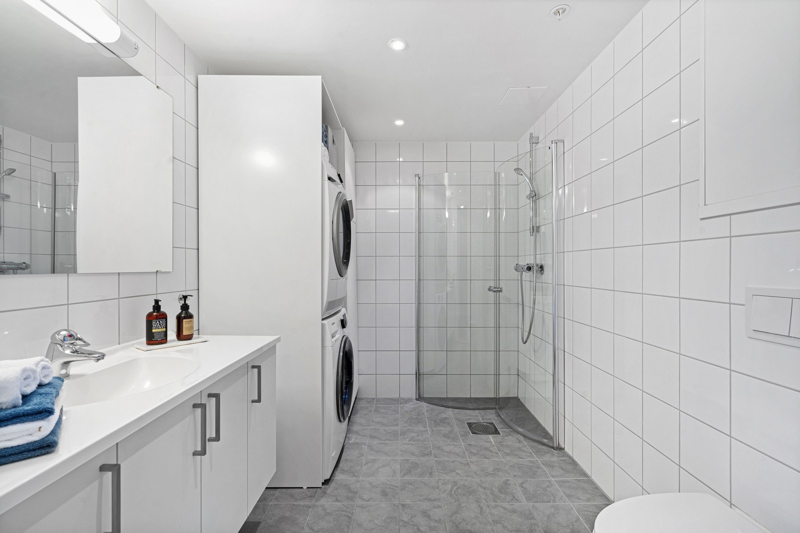 Flott bad med tidløse fliser og opplegg for vask/tørk Galleribilde