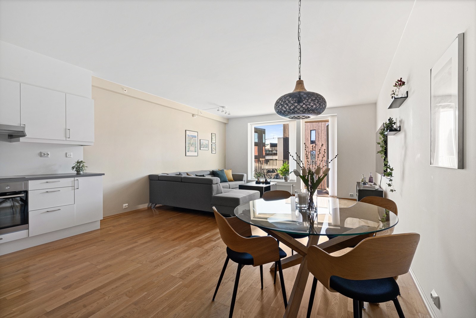 Stuen har store vindusflater og direkte utgang til en romslig solrik balkong. Galleribilde