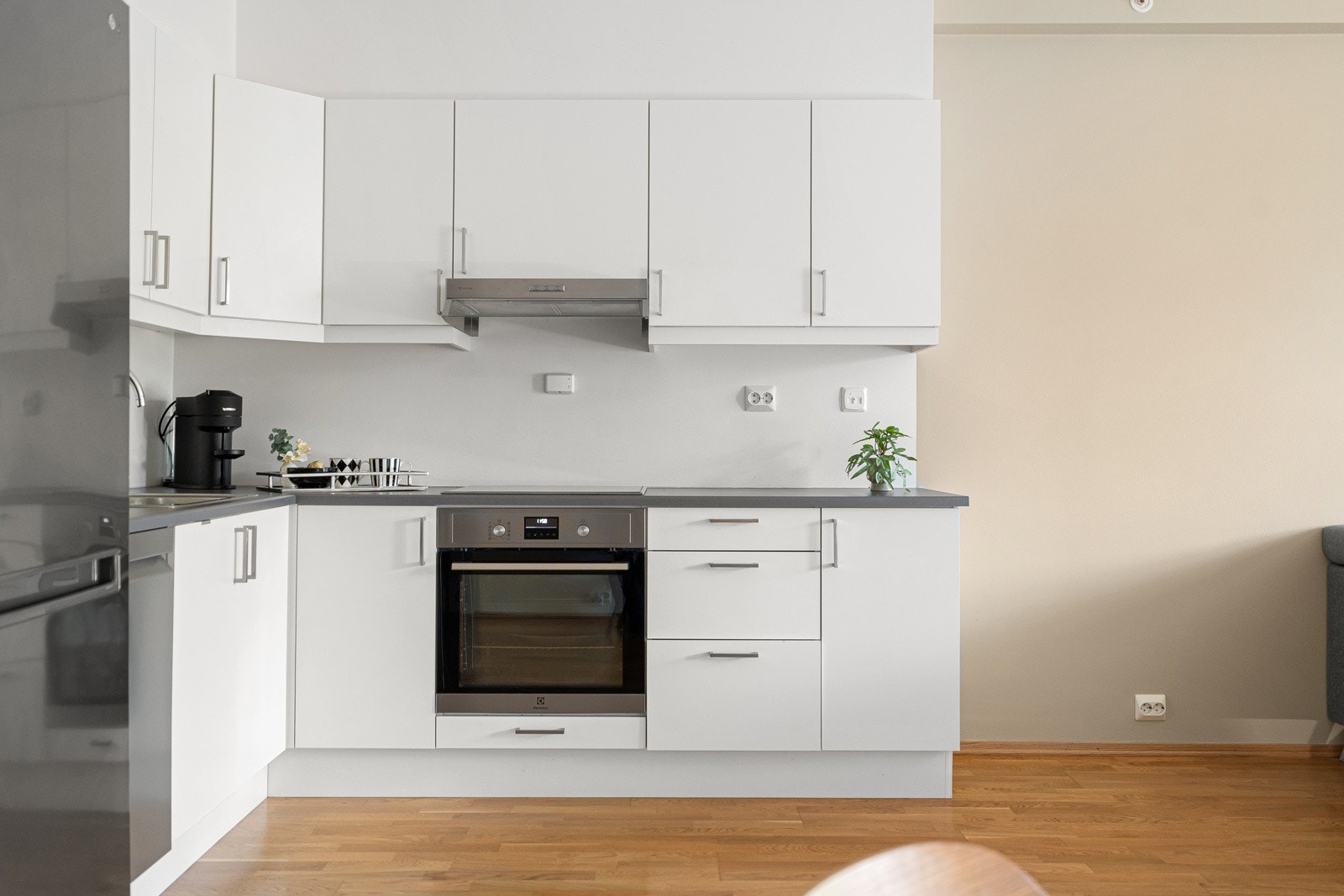 Slette kjøkkenfronter i tidløs fargetone samt laminat benkeplate. Galleribilde