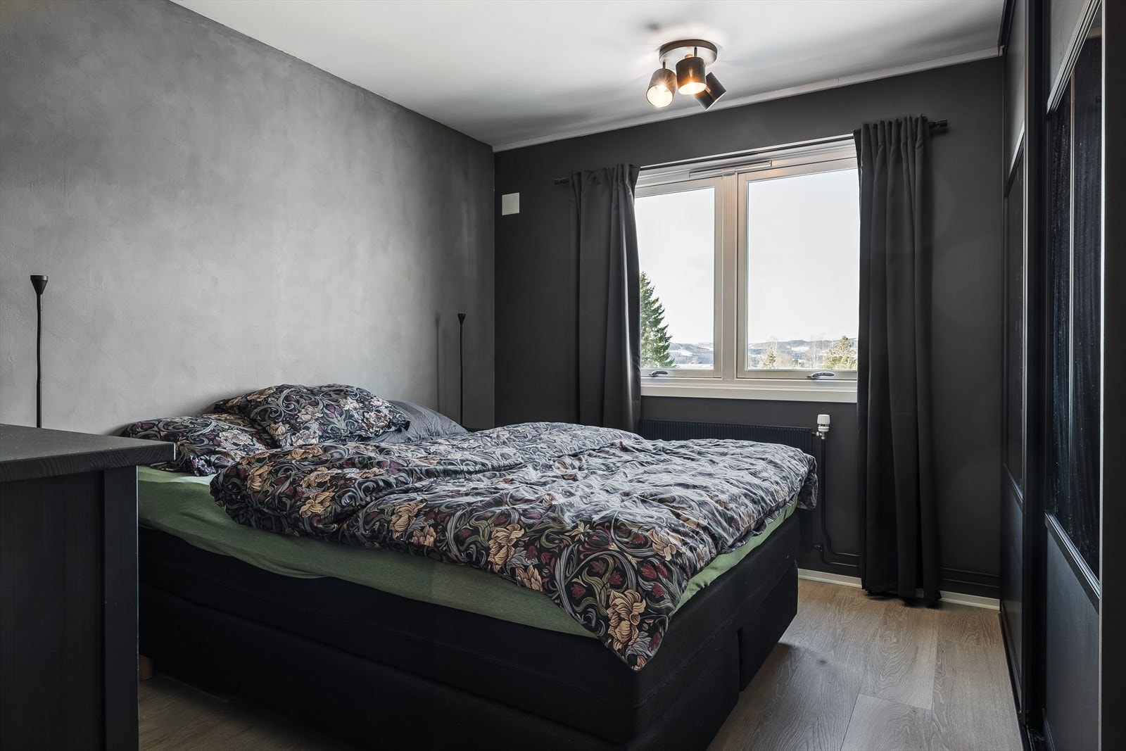 Her er det plass til dobbeltseng med tilhørende nattbord og det er montert skyvedørsgarderobe. Galleribilde