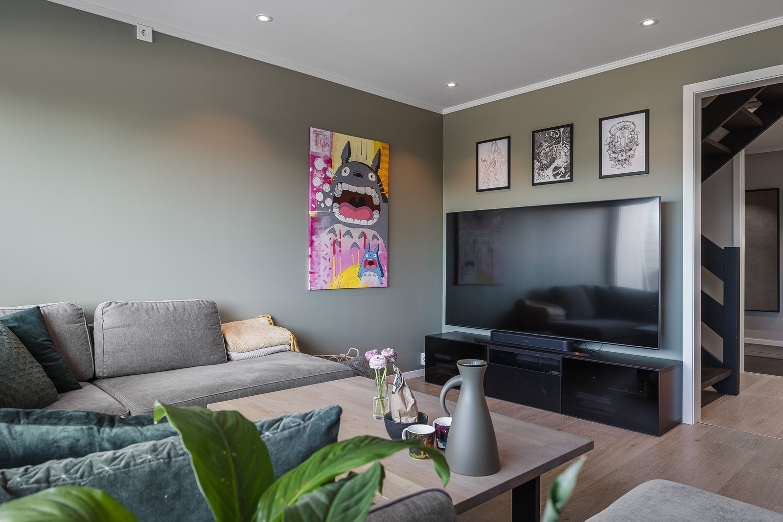 Vegger og tak er kledd med gips og veggene er malt i en dus og moderne grønnfarge. I taket er det montert downlights. Galleribilde