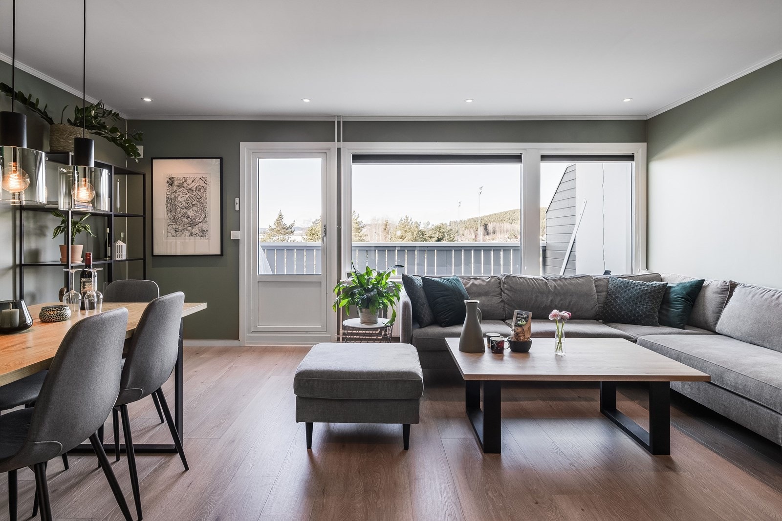 Lys og romslig stue med god plass til både sofagruppe, spisebord og andre ønskelige møbler. Galleribilde