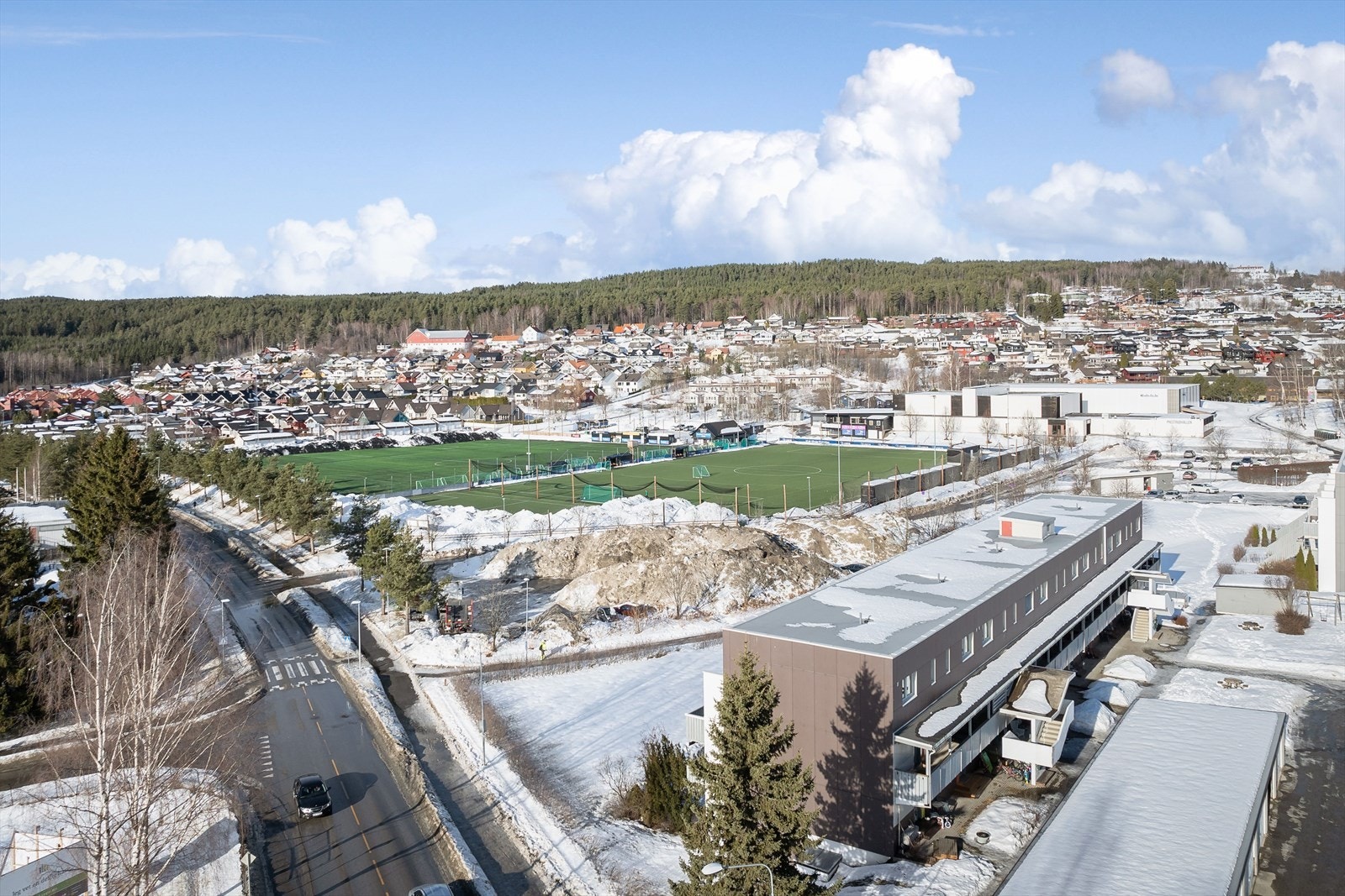 Leiligheten ligger rett ved Prestrudhallen og Prestrudbana med en rekke fritidsaktiviteter for barn og ungdom. Galleribilde