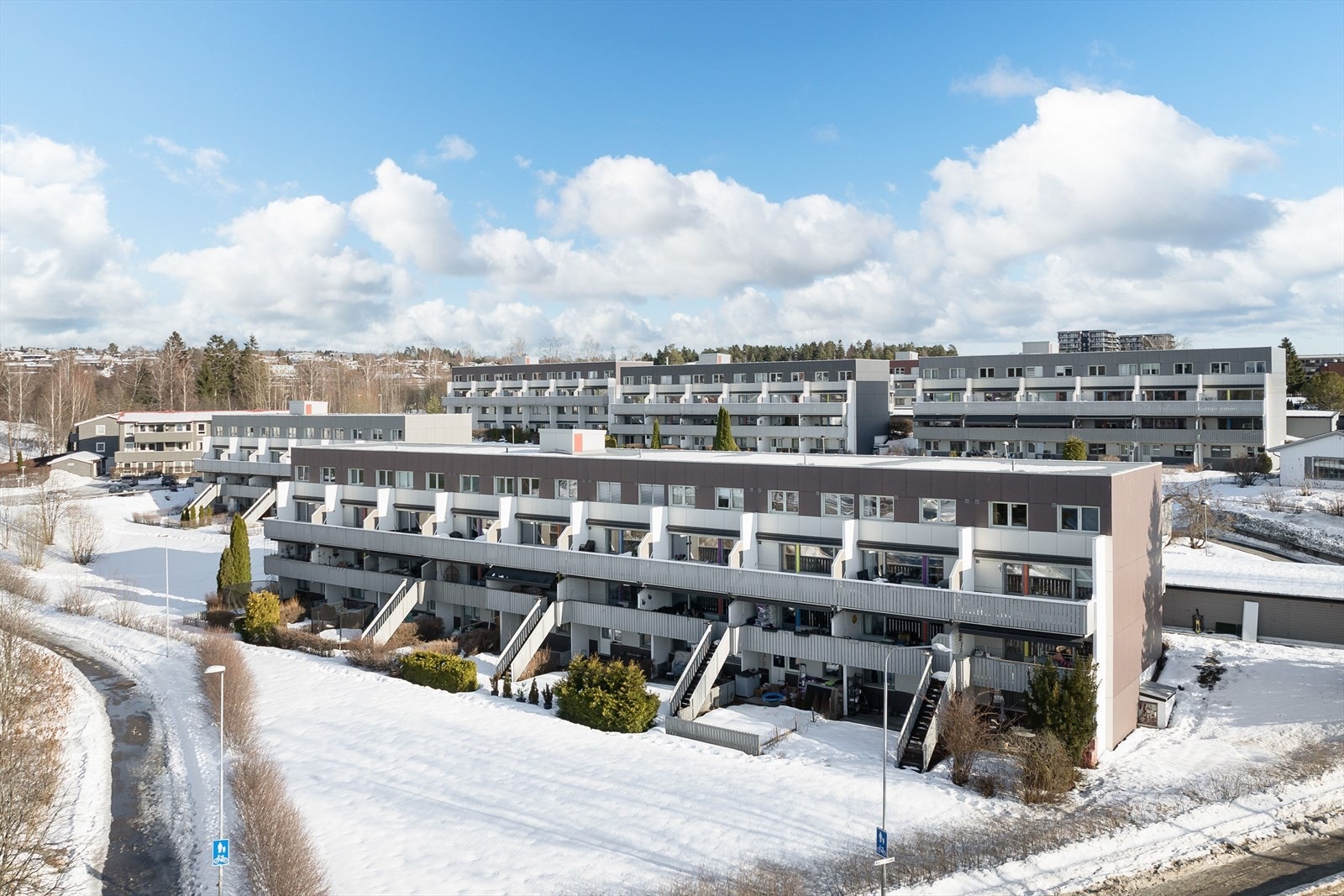 Leiligheten ligger på Hamar vest med kort veg til både barnehager, skoler, fritidsaktiviteter og fine turområder langs Mjøsa og i Furuberget. Galleribilde