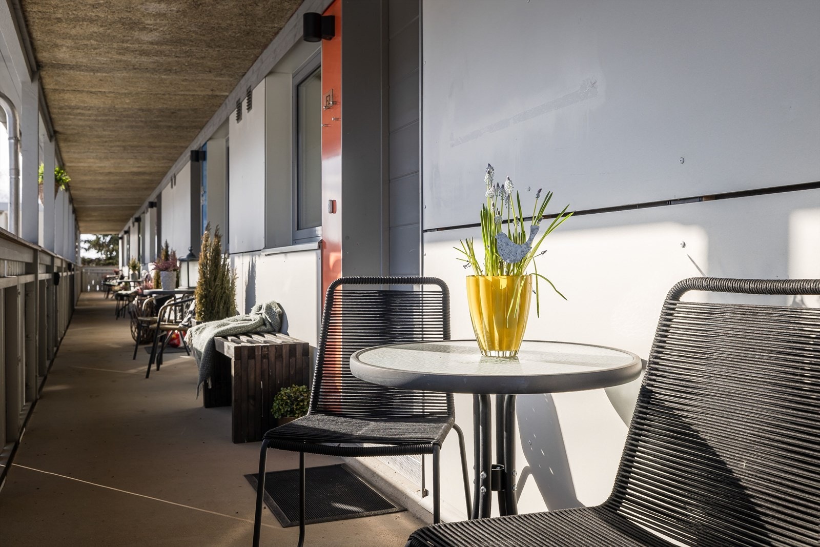 Hyggelig overbygd inngangsparti hvor det er plass til en liten sittegruppe. Galleribilde
