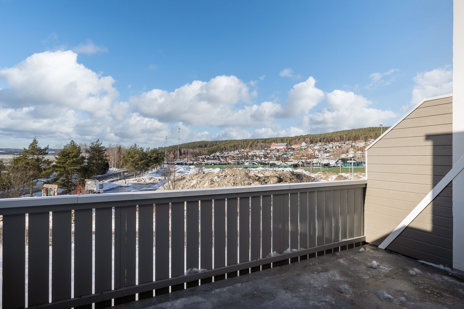 Balkongen er vestvendt, så her kan man nyte sola fra tidlig ettermiddag til langt på kveld. Det er fin utsikt mot Furuberget og Mjøsa. Det er montert elektrisk markise om det er behov for skygge. Galleribilde