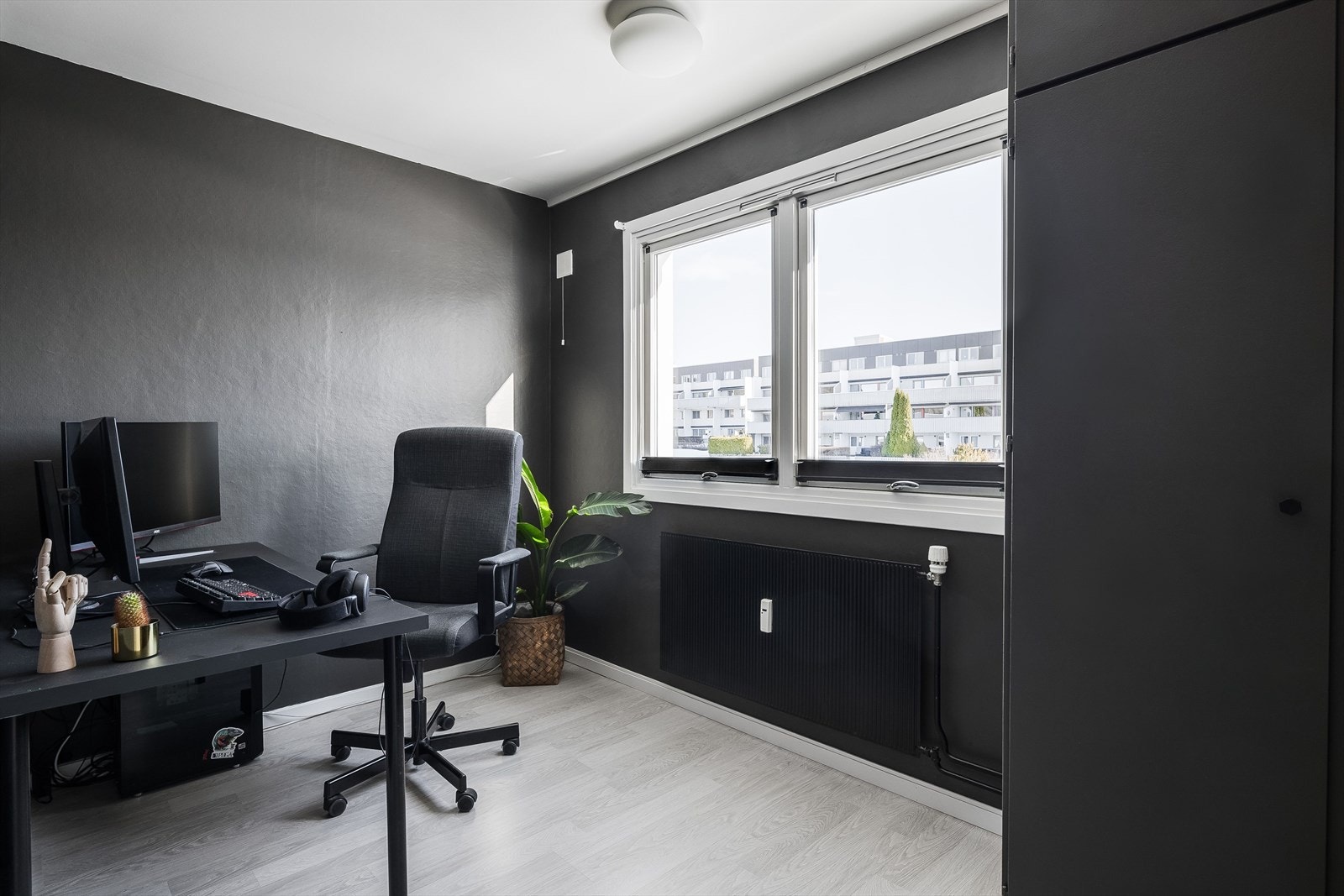 Det tredje soverommet er i dag innredet som kontor, men kan også brukes som gjesterom eller barnerom. Det er også her innebygde garderobeskap. Galleribilde