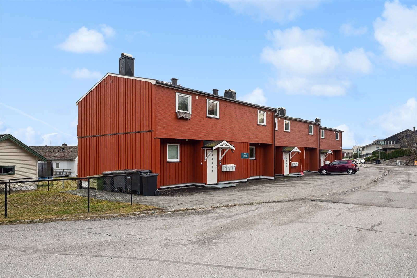 Det er asfalterte internveier og parkeringsarealer Galleribilde