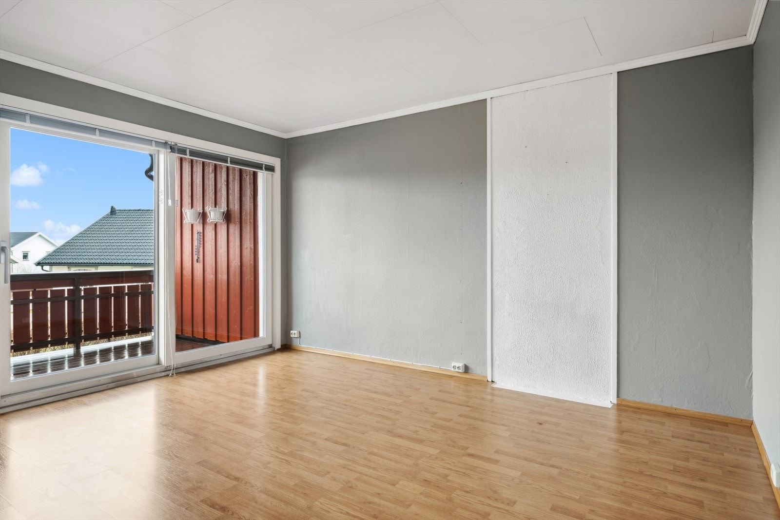 Leiligheten har en lys og romslig stue, med god plass til det man måtte ønske av stuemøbler Galleribilde