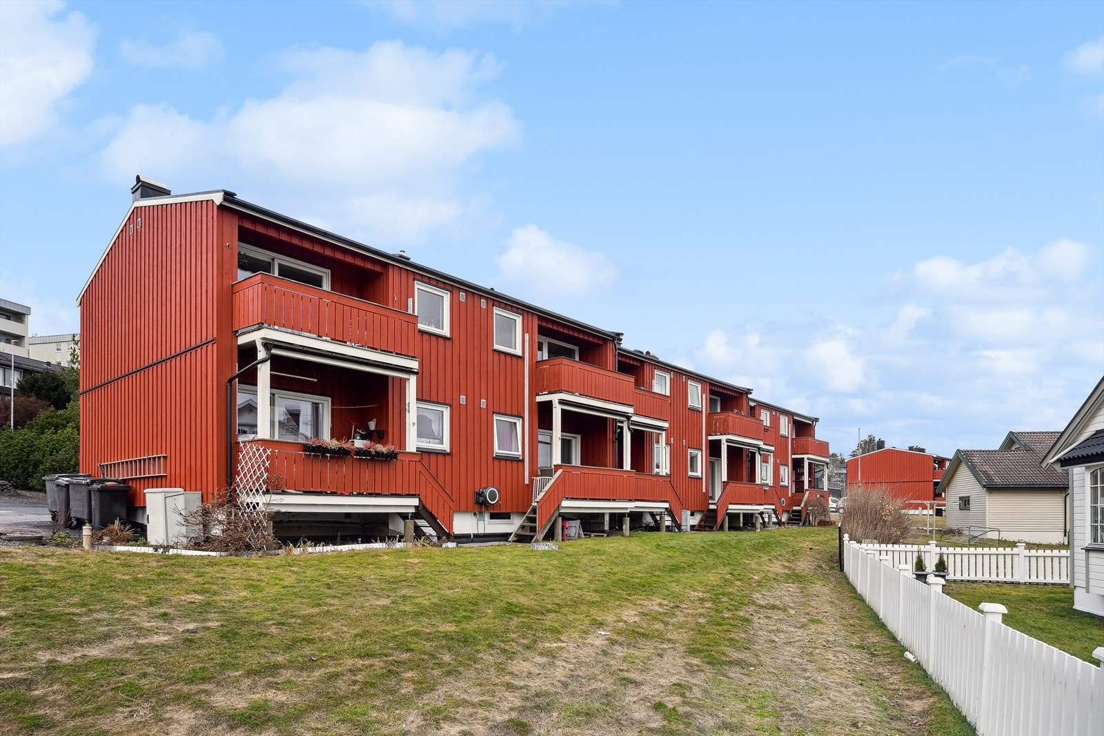 Borettslagets tomt er opparbeidet med grøntarealer og diverse beplantning Galleribilde