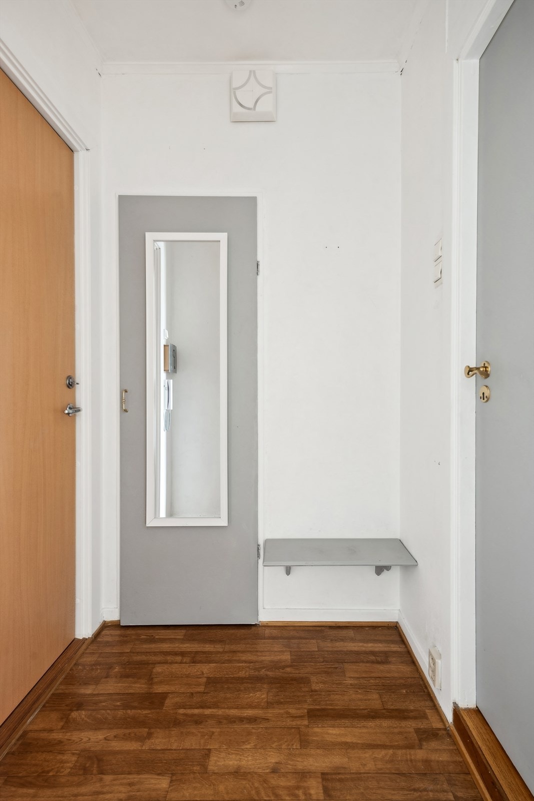 Entré med adkomst til bod og oppbevaringsplass for yttertøy og sko Galleribilde
