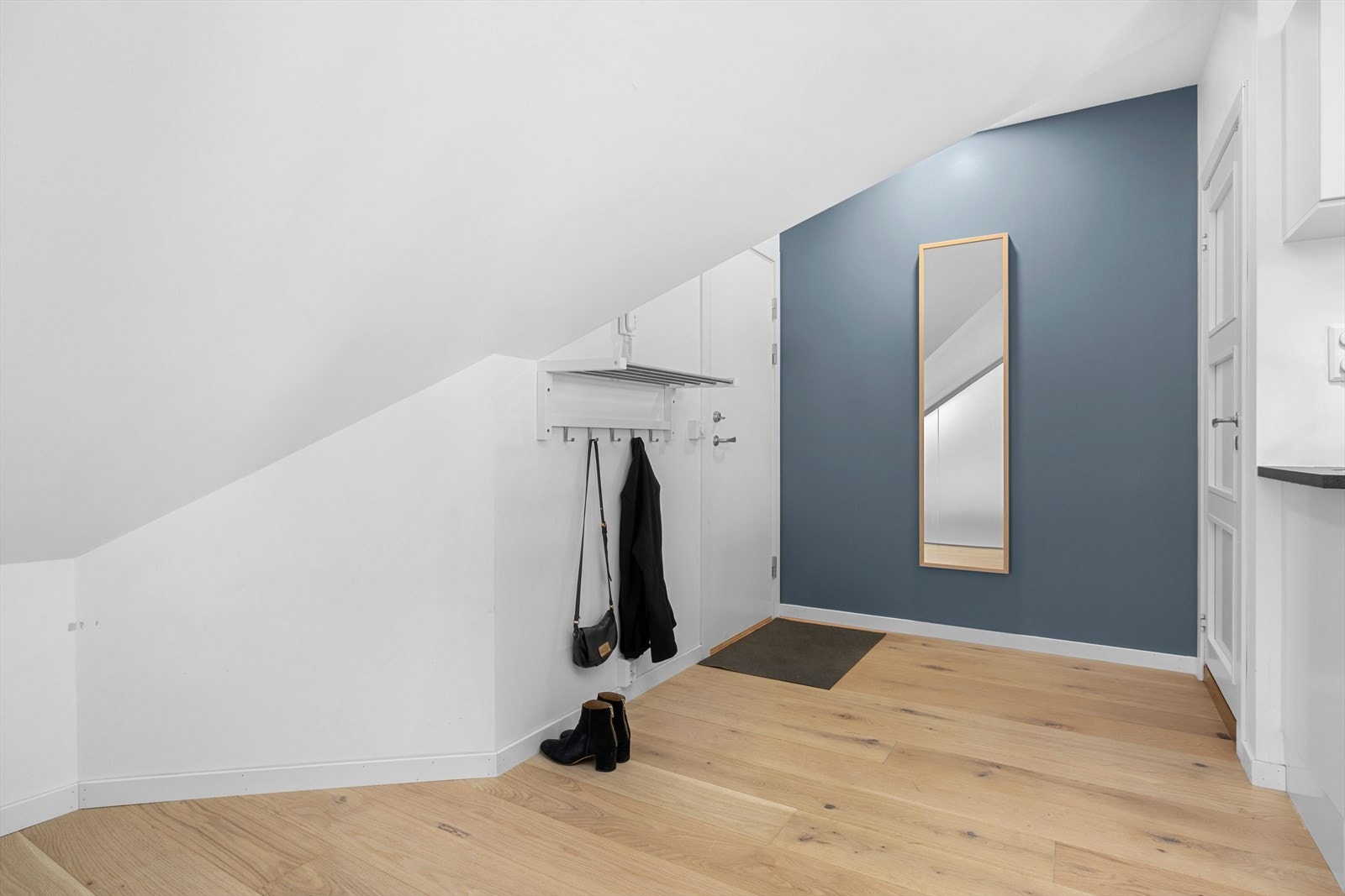 Entreen har en åpen løsning med stue og kjøkken med gode oppbevaringsmuligehter for sko og yttertøy. Galleribilde