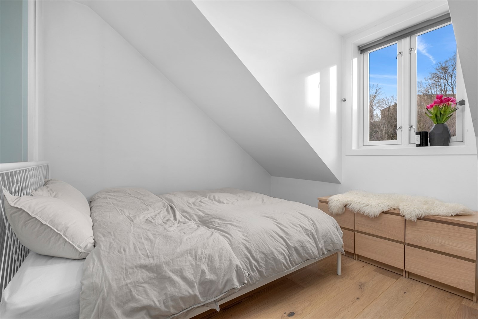 Soverommet er på 6m² med plass til både seng og garderobe. Rommet får rikelig med naturlig lysinnsipp fra vinduet. Galleribilde