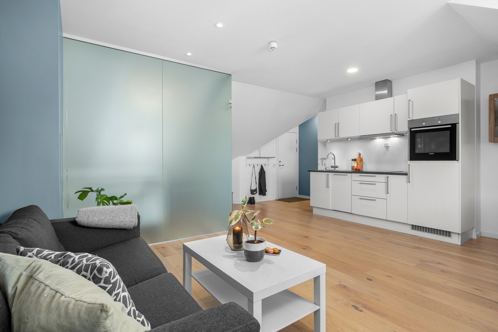 Leiligheten byr på en åpen stue- og kjøkkenløsning på flotte 29m² som oppleves luftig og behagelig. Galleribilde