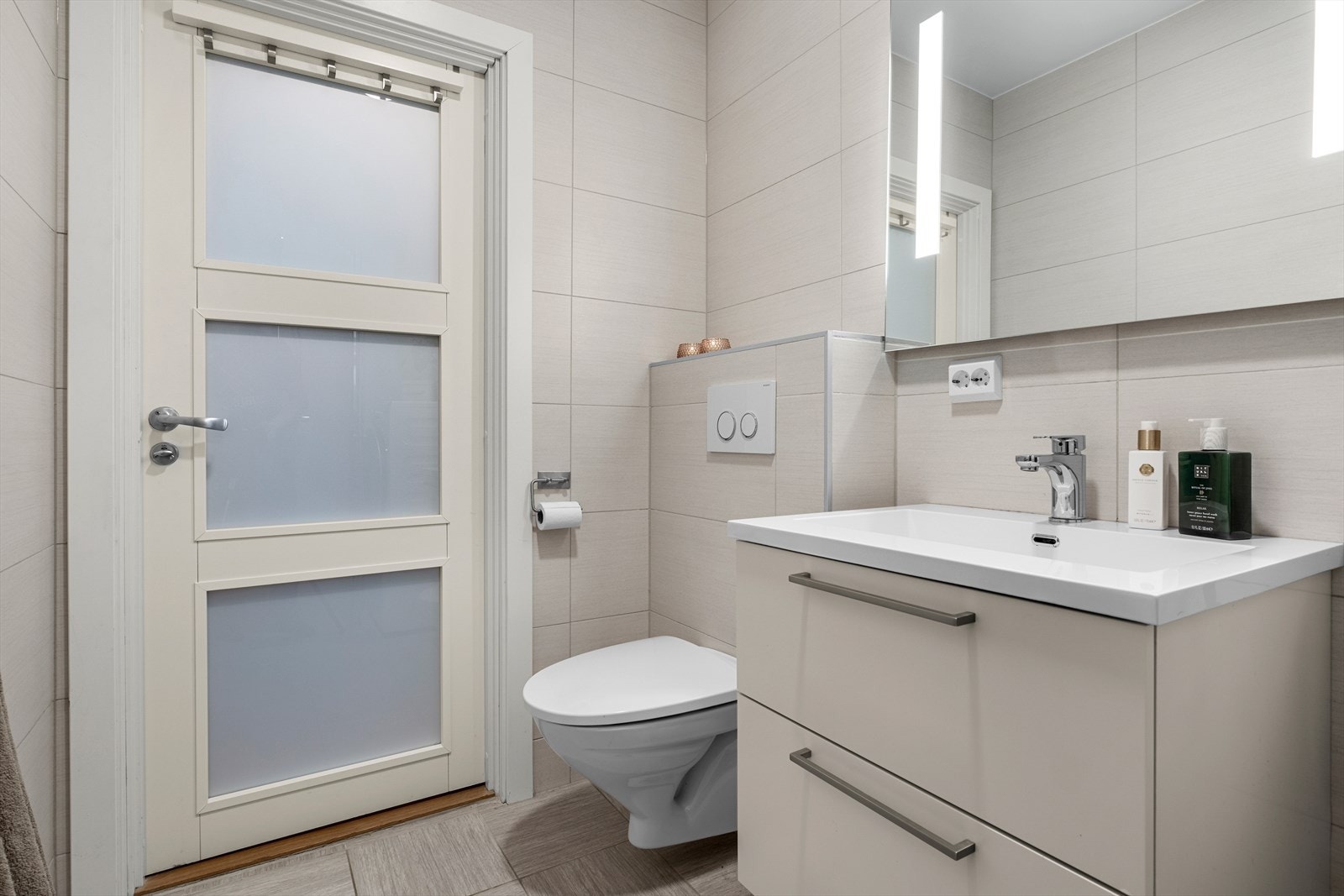 Pent flislagt bad på 3,5m² med behagelig gulvvarme. Badet ligger i tilknytning til entre. Galleribilde