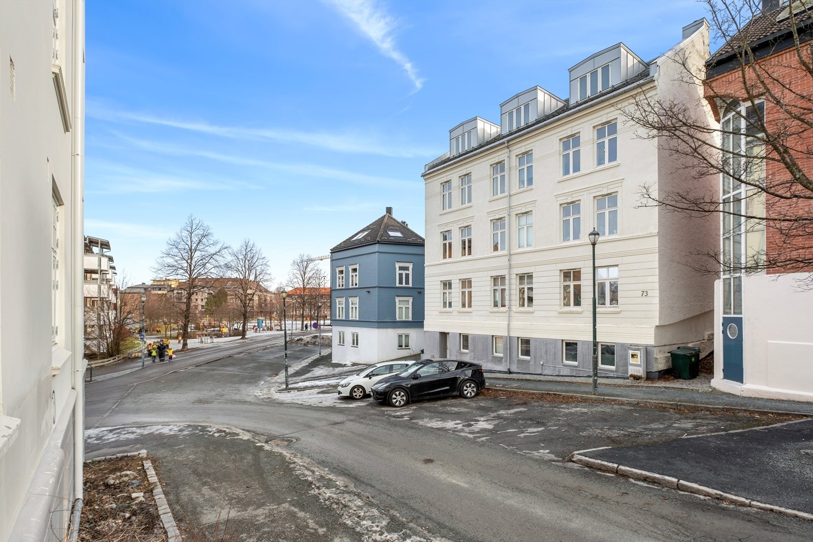 Leiligheten ligger i nærhet til "alt" av servicefasiliteter som restauranter, dagligvarebutikker, treningssenter, kollektivtransport mm. Det er Soneparkering i gate etter områdets bestemmelser. Galleribilde